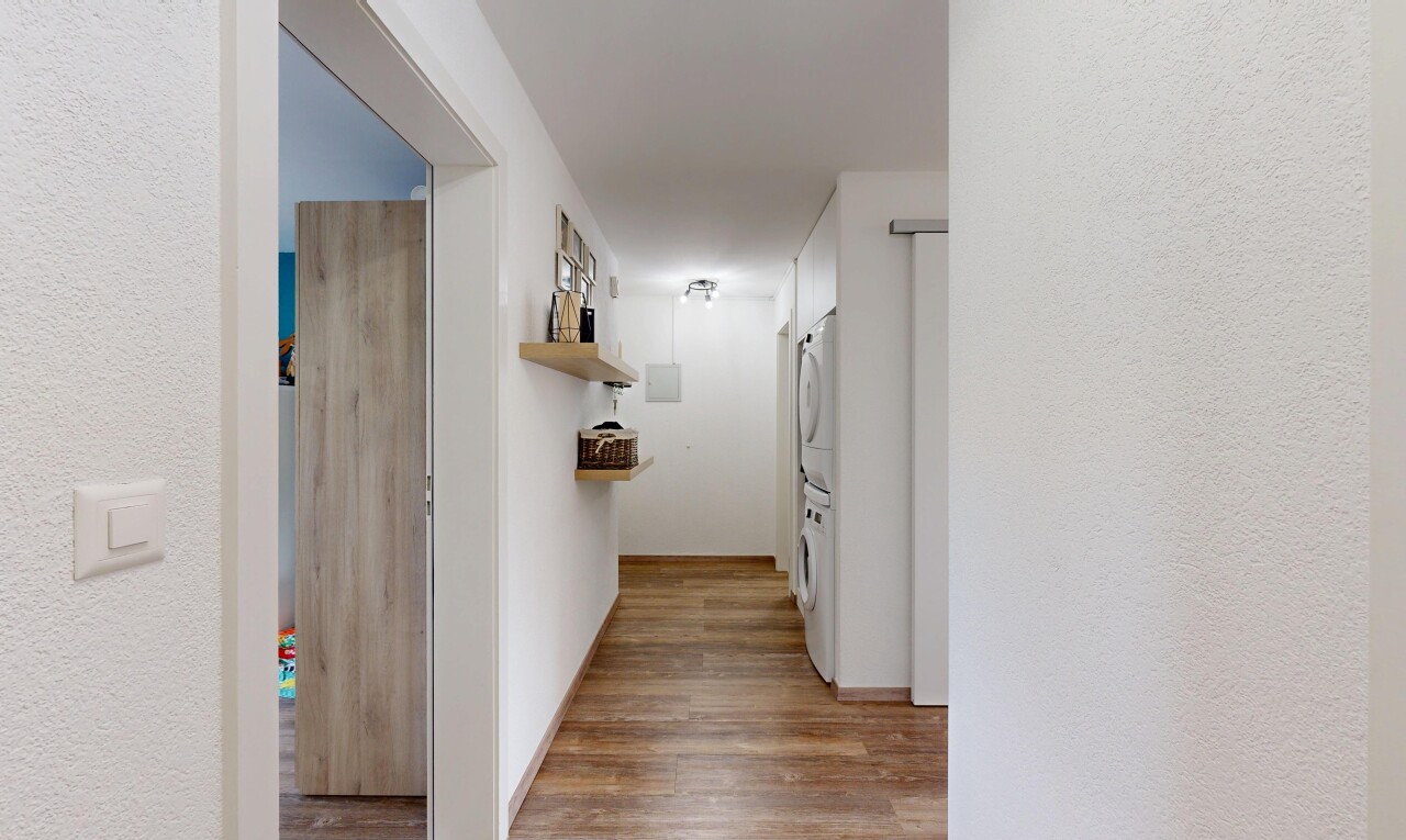 halle / korridor mit waschturm, holzfußboden, wood finish floor, strukturierte wand, und textured wall