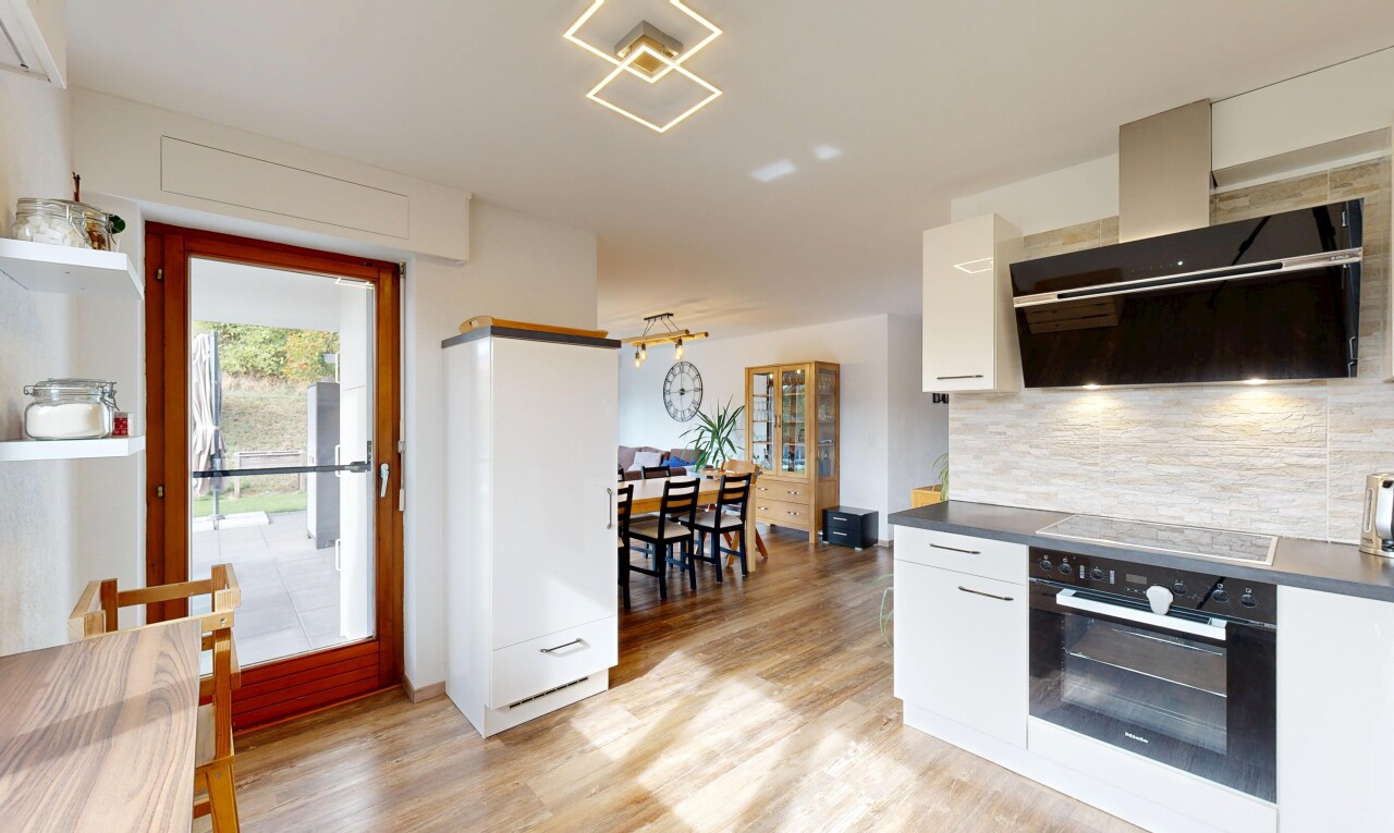 küche mit dunstabzugshaube, ofen, light floor, white cabinets, und weiße schränke