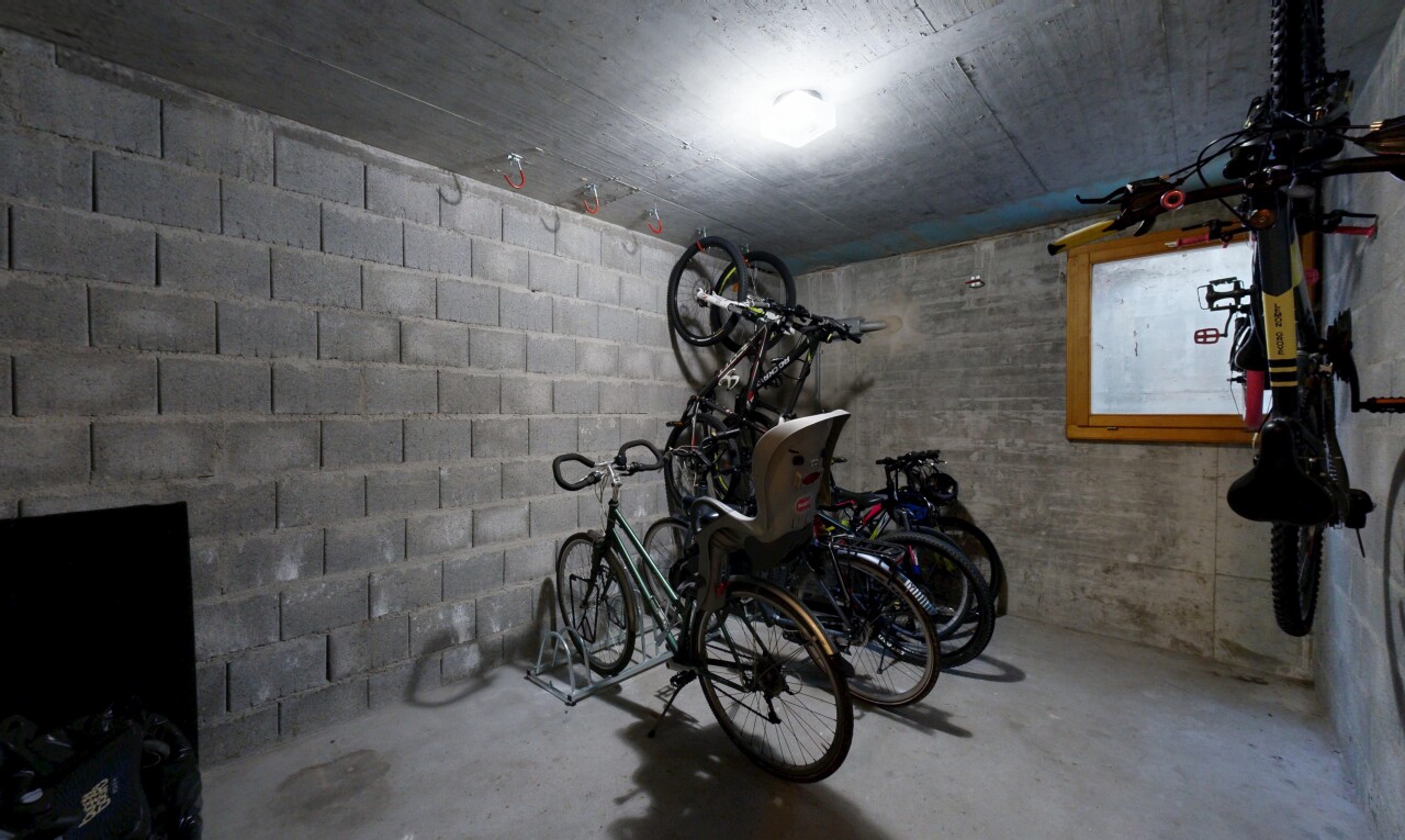fitnessstudio mit concrete floor, betonboden, natürliches licht, unfinished concrete floor, und betondecke