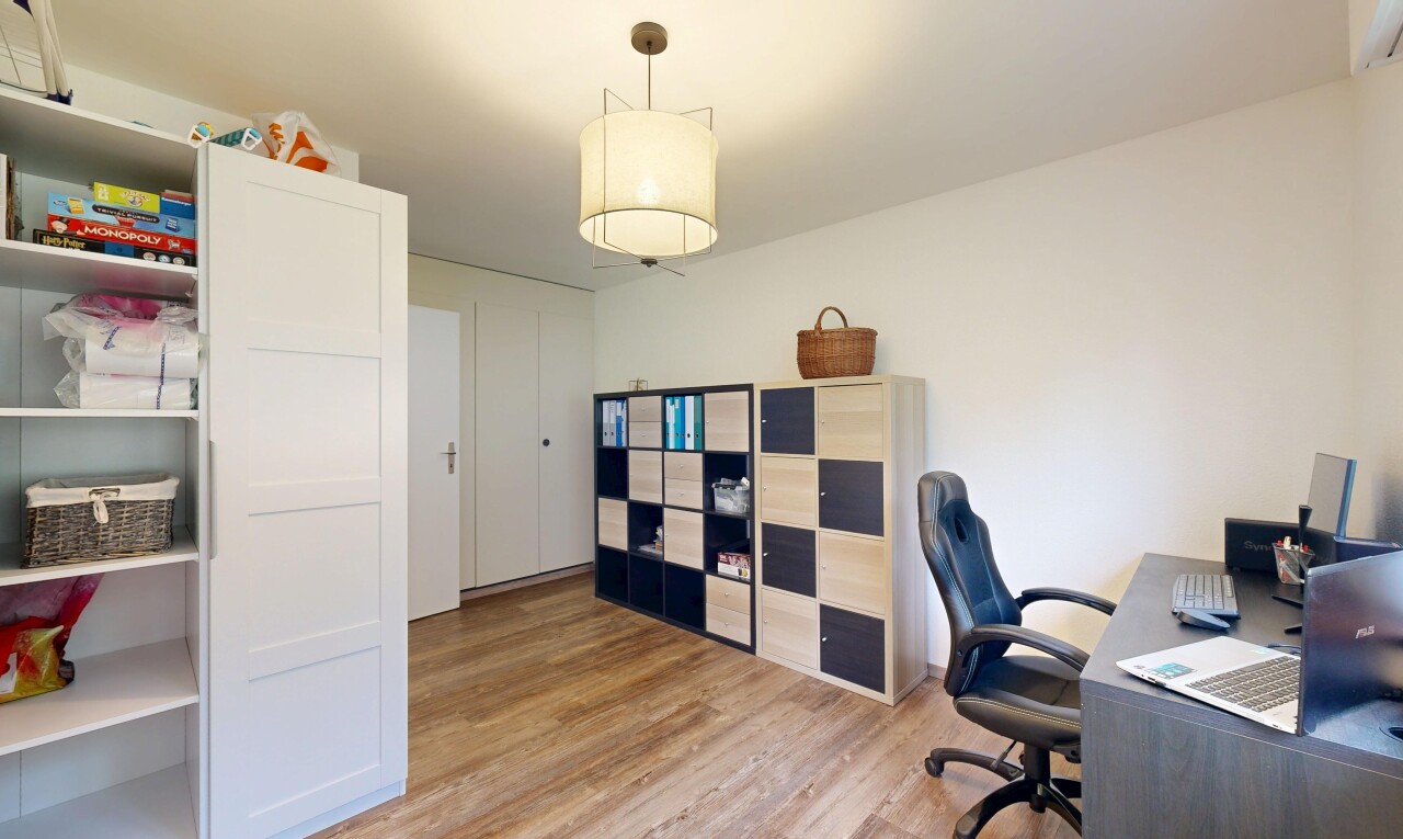 büro mit drywall, gipskartonwand, wood finish floor, holzfußboden, und inside property