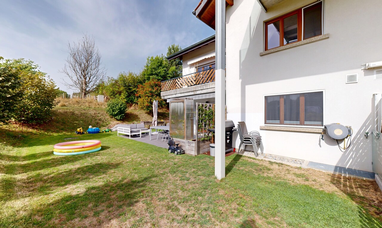 außenansicht mit rasen, from property, property visible, stuckverkleidung, und balkon