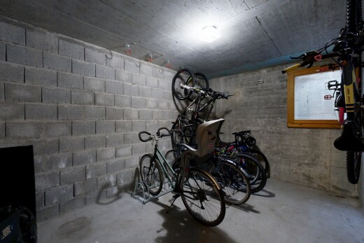 fitnessstudio mit concrete floor, betonboden, natürliches licht, unfinished concrete floor, und betondecke