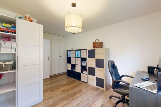 büro mit drywall, gipskartonwand, wood finish floor, holzfußboden, und inside property