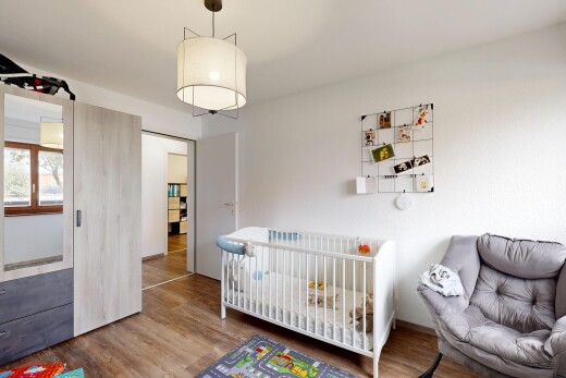 zimmer / schlafzimmer mit drywall, gipskartonwand, wood finish floor, holzfußboden, und inside property
