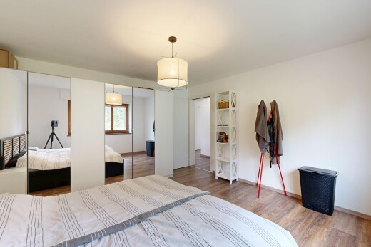 zimmer / schlafzimmer mit pendelleuchte, kleiderschrank, drywall, gipskartonwand, und doppelschrank