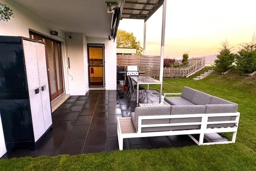 terrasse avec dusk, clôture, from property, terrasse, et espace de vie extérieur