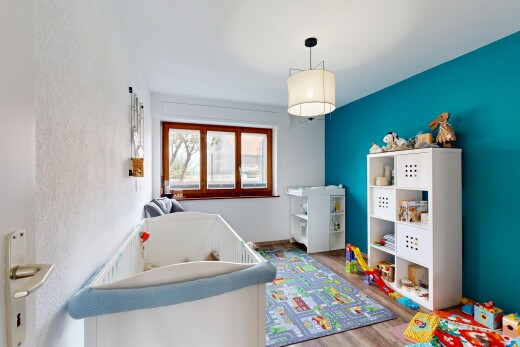 zimmer / schlafzimmer mit pendelleuchte, wood finish floor, holzfußboden, und inside property