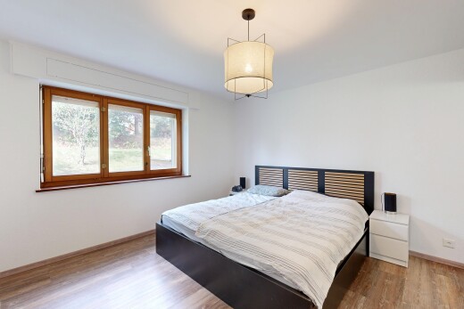 zimmer / schlafzimmer mit drywall, gipskartonwand, wood finish floor, holzfußboden, und baseboards wall