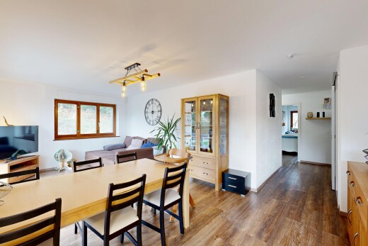 esszimmer mit fernseher, drywall, gipskartonwand, wood finish floor, und holzfußboden