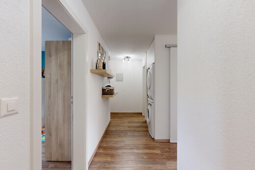 halle / korridor mit waschturm, holzfußboden, wood finish floor, strukturierte wand, und textured wall