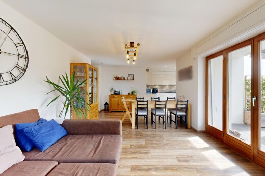 wohn- / esszimmer mit gipskartonwand, drywall, light floor, holzfußboden, und wood finish floor