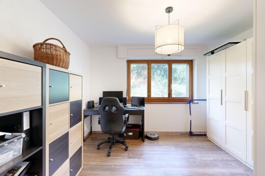 büro mit gipskartonwand, drywall, pendelleuchte, holzfußboden, und wood finish floor