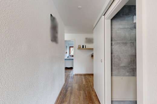 halle / korridor mit strukturierte wand, textured wall, inside property, holzfußboden, und wood finish floor