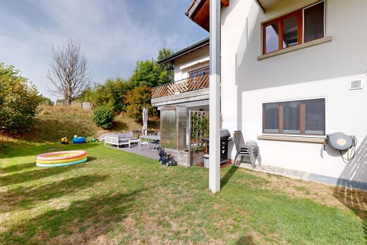 außenansicht mit rasen, from property, property visible, stuckverkleidung, und balkon