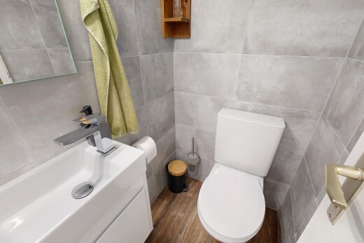 bad mit toilette, schminktisch, spiegel, tile wall, und fliesenwand