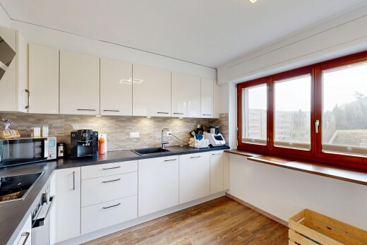 küche mit dark countertops, arbeitsplatten, mikrowelle, inside property, und herd