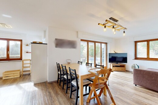 wohn- / esszimmer mit drywall, gipskartonwand, fernseher, wood finish floor, und holzfußboden