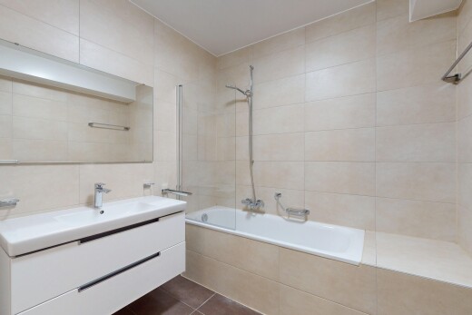 salle de bains avec tile wall, mur en carrelage, inside property, tile tub, et douche-bain combinés