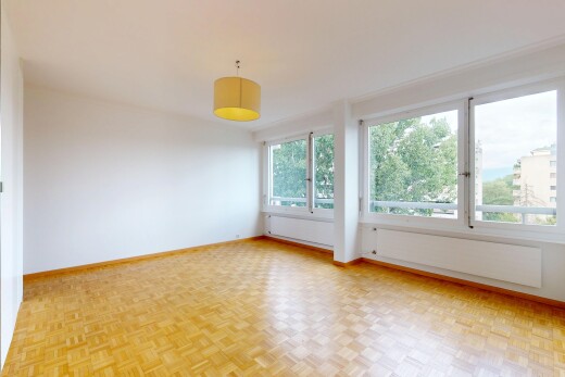 pièce vide avec inside property, lumière naturelle, natural light, parquet floor, et cloison sèche