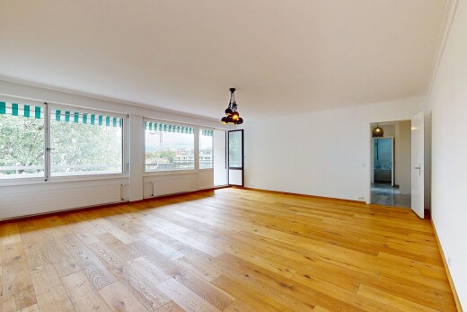 pièce vide avec sol en finition bois, wood finish floor, inside property, lumière naturelle, et natural light