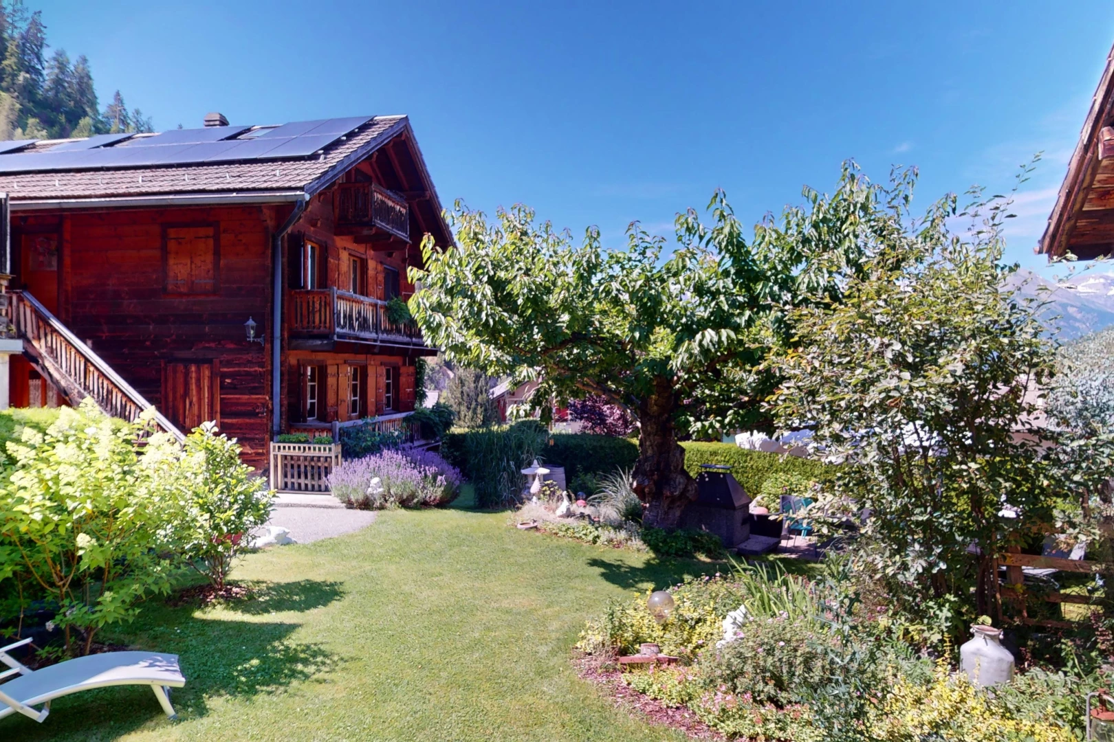 jardin avec pelouse et balcon