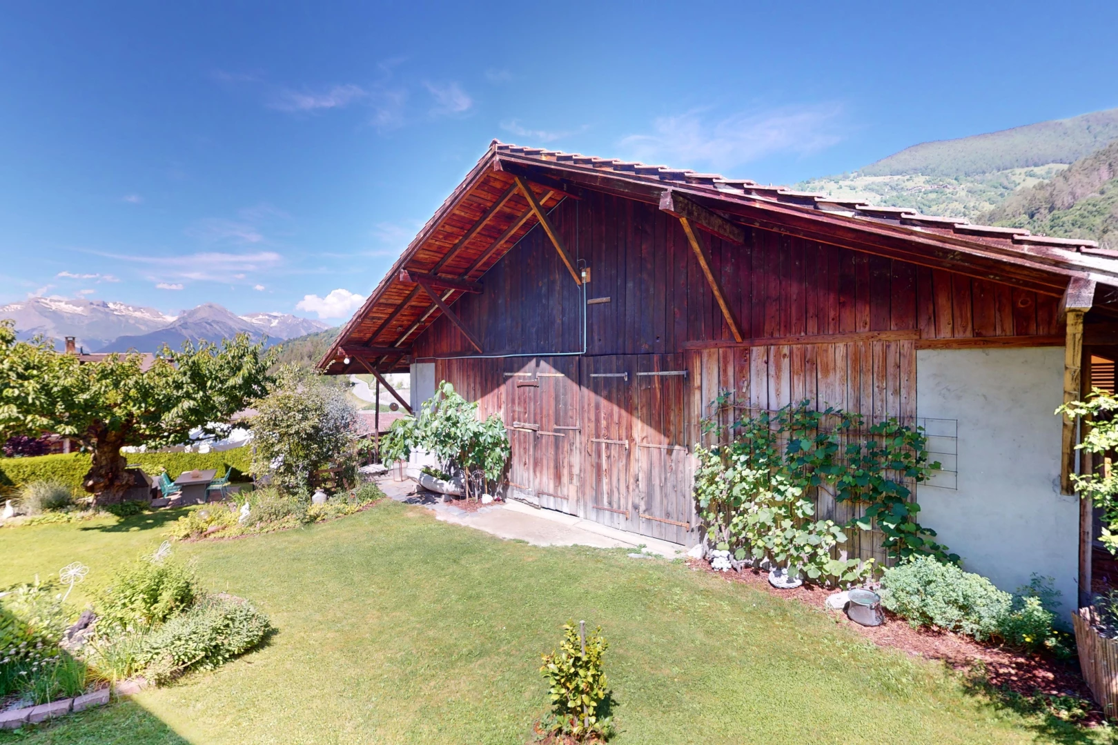 façade avec pelouse et vue sur la montagne