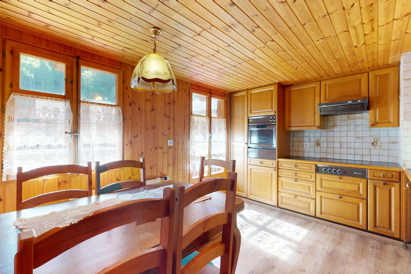 cuisine avec plafond de bois, plancher de bois, lumière naturelle, et suspension