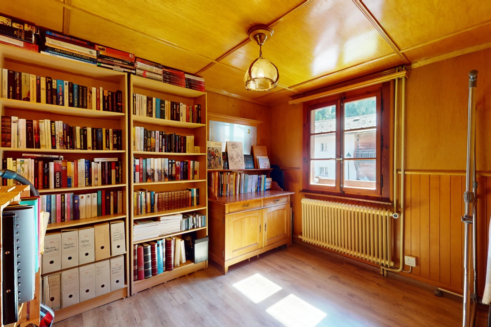bureau avec plancher de bois, radiateur, et lumière naturelle