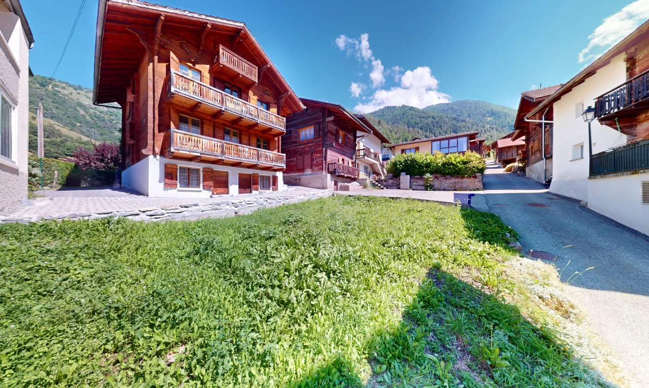 espace extérieur avec vue sur la montagne, balcon, et pelouse