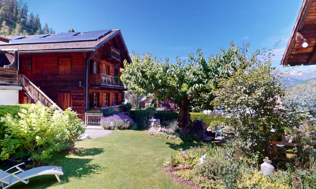 jardin avec pelouse et balcon