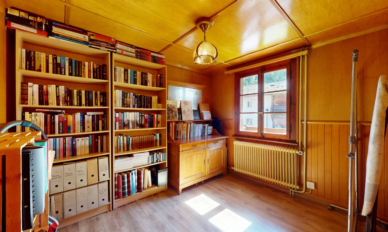 bureau avec plancher de bois, radiateur, et lumière naturelle
