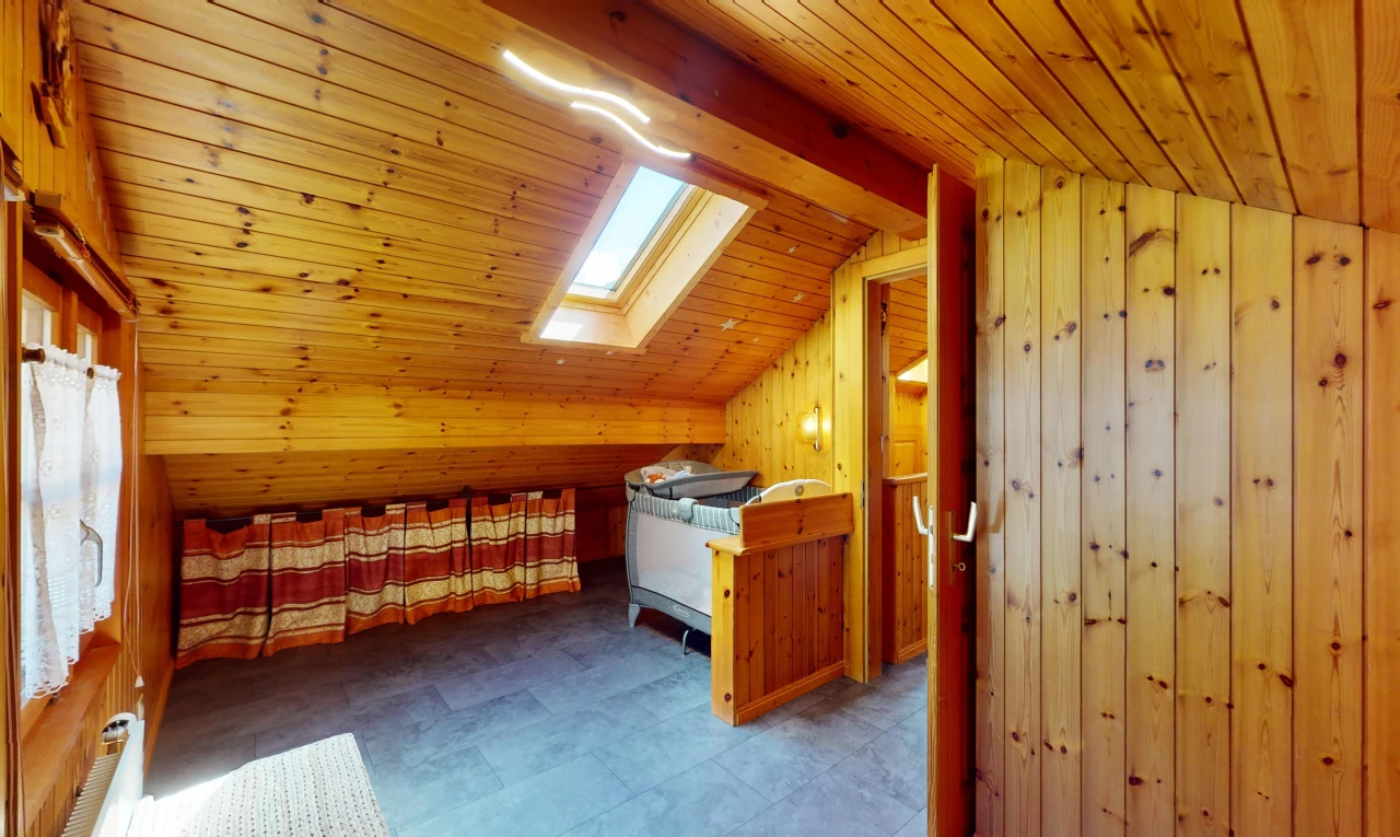 chambre avec mur en bois, plafond de bois, lucarne, plafond bas, et plafond voûté