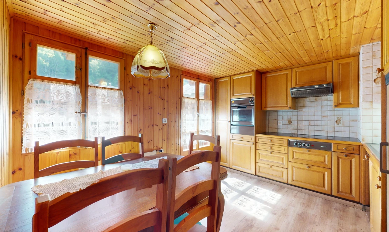 cuisine avec plafond de bois, plancher de bois, lumière naturelle, et suspension