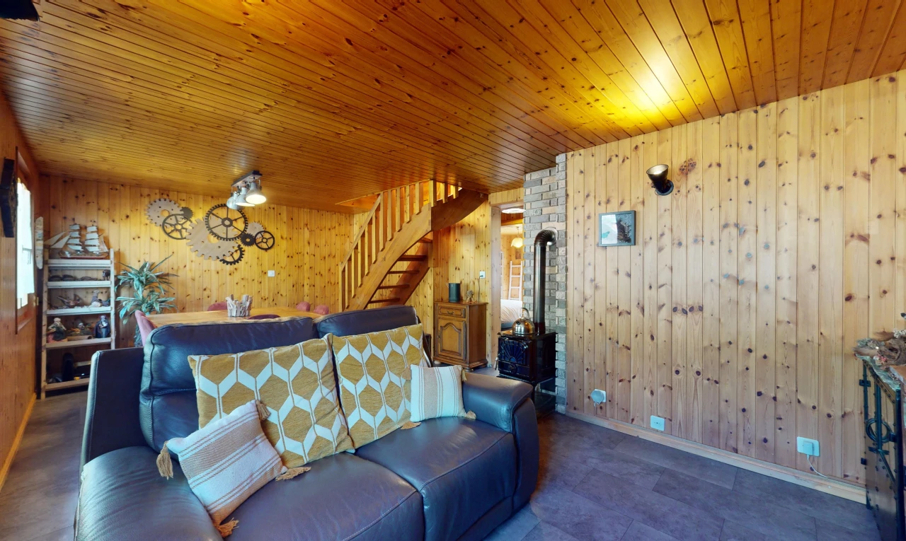 salon avec mur en bois et plafond de bois