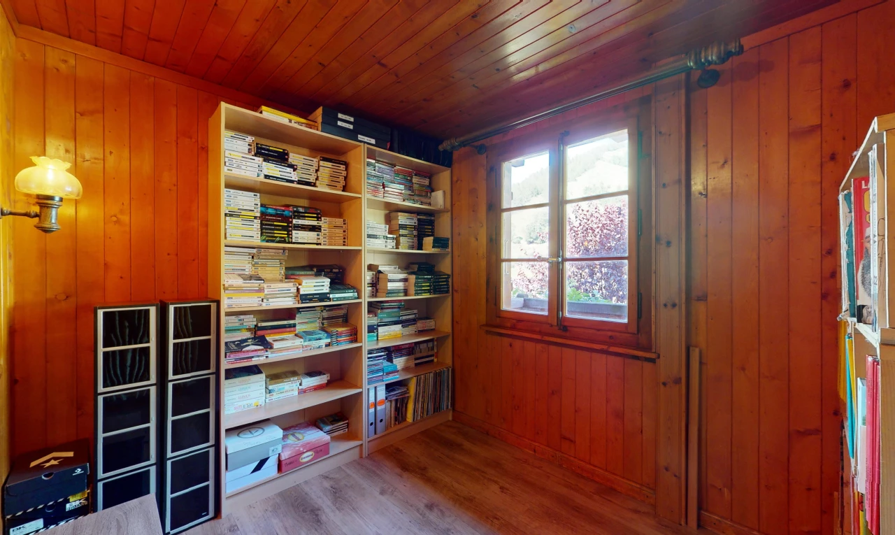 chambre avec plafond de bois, plancher de bois, mur en bois, et lumière naturelle