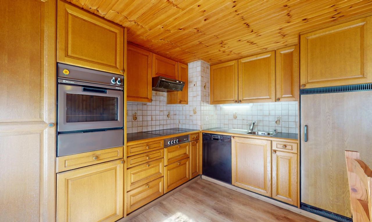 cuisine avec hotte, plancher de bois, lave-vaisselle, crédence, et four