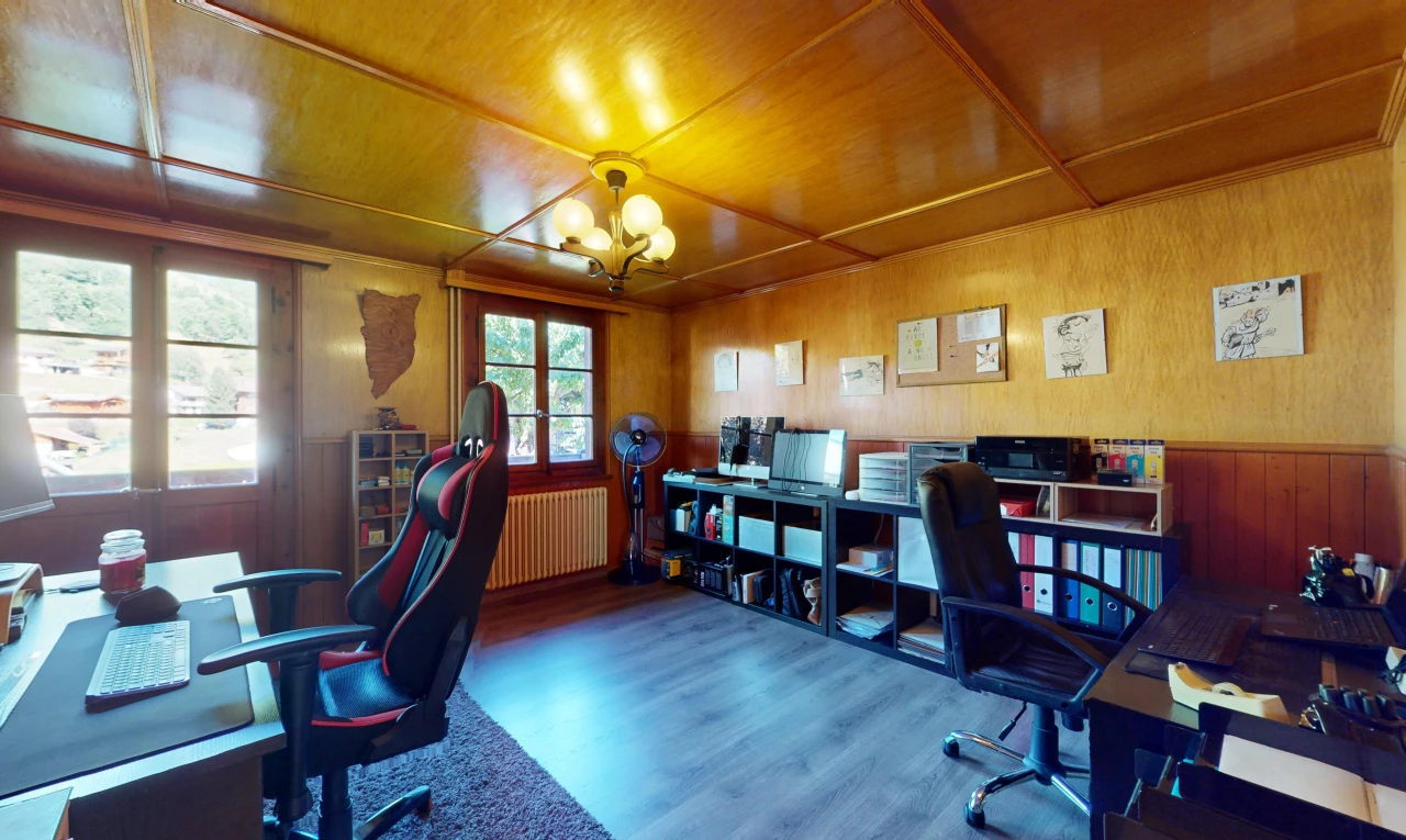 bureau avec lustre, plancher de bois, lumière naturelle, mur en bois, et radiateur