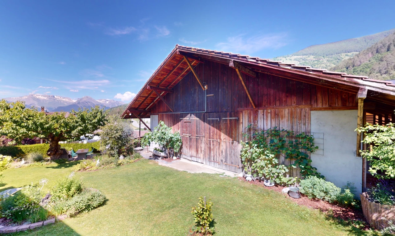 façade avec pelouse et vue sur la montagne