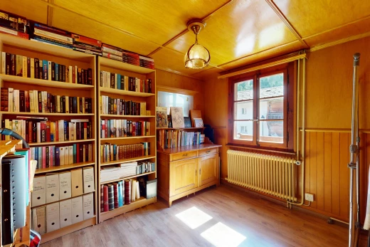 bureau avec plancher de bois, radiateur, et lumière naturelle