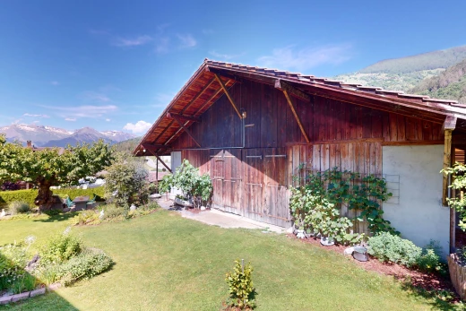 façade avec pelouse et vue sur la montagne