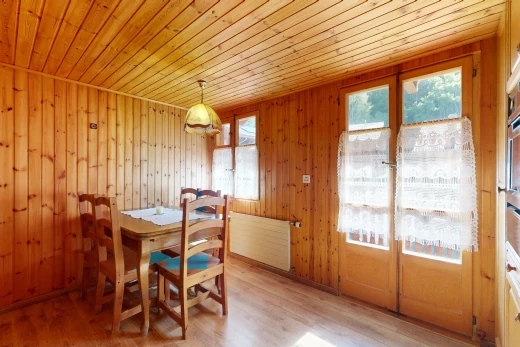 salle à manger avec plancher de bois, mur en bois, lumière naturelle, et plafond de bois