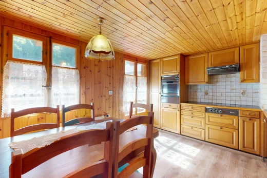 cuisine avec plafond de bois, plancher de bois, lumière naturelle, et suspension