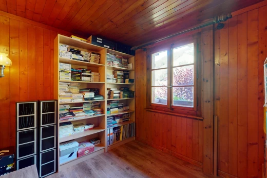 chambre avec plafond de bois, plancher de bois, mur en bois, et lumière naturelle