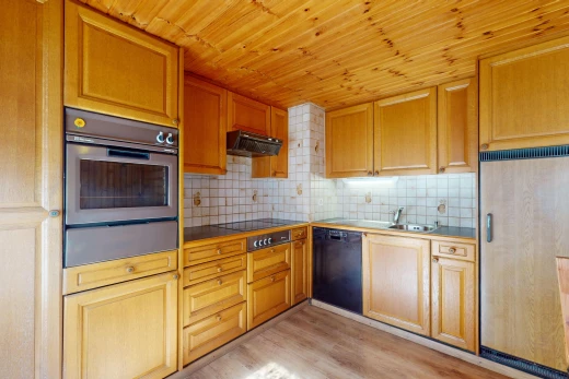 cuisine avec hotte, plancher de bois, lave-vaisselle, crédence, et four