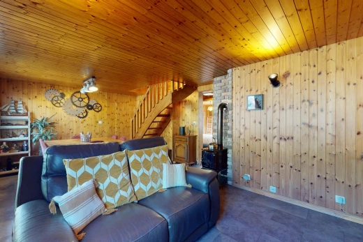 salon avec mur en bois et plafond de bois