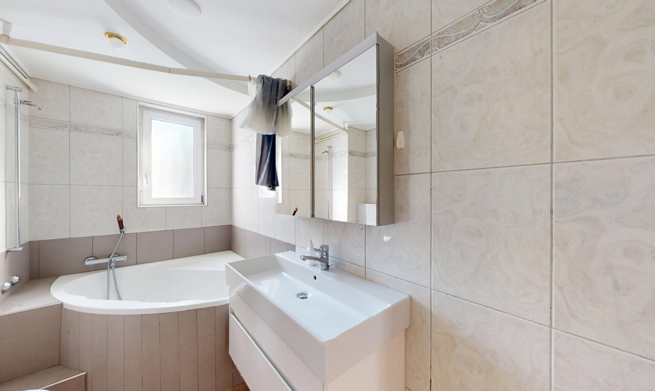 bad mit tile wall, fliesenwand, bad, schminktisch, und natural light