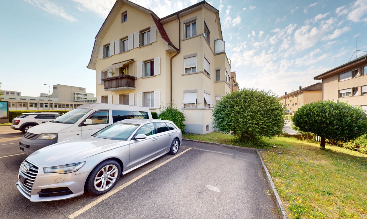 außenansicht mit parkplatz, day time, und property visible