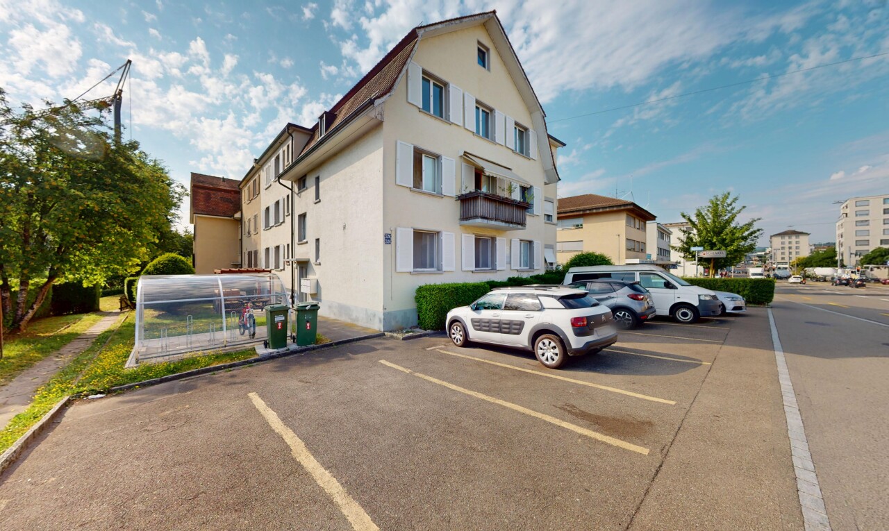 außenansicht mit day time, parkplatz, und property visible