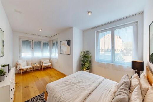 zimmer / schlafzimmer mit natürliches licht, natural light, holzfußboden, wood finish floor, und inside property