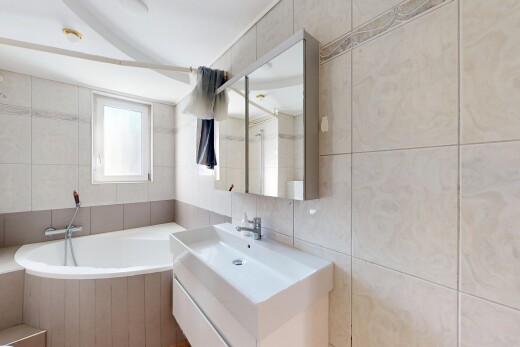 bad mit tile wall, fliesenwand, bad, schminktisch, und natural light